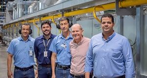 El equipo de Cedro Têxtil junto con Frank Bernhard (segundo por la derecha), representante de Brück-ner en Brasil