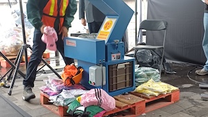 Durante el evento se llevó a cabo la destrucción simbólica de algunas prendas de vestir aseguradas.